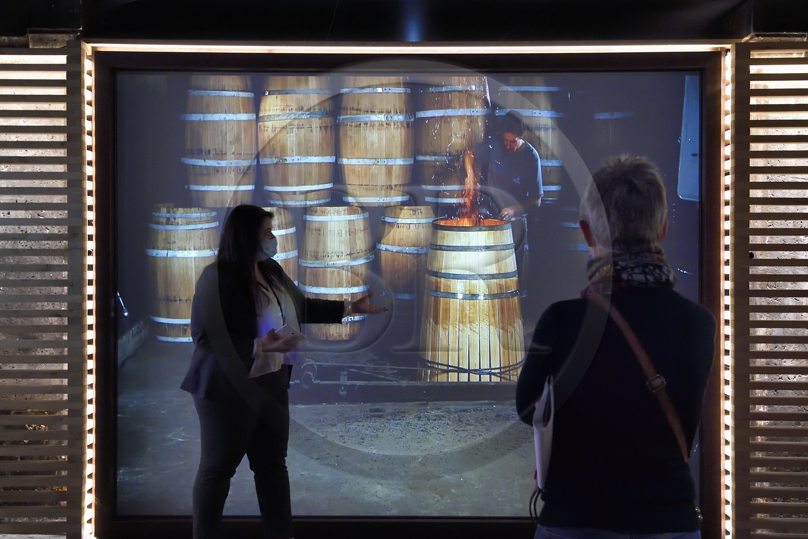 France, Charente (16), Cognac, muséographie dans les chais de vieillissement de la Maison de cognac Hennessy, fabrication des tonneaux