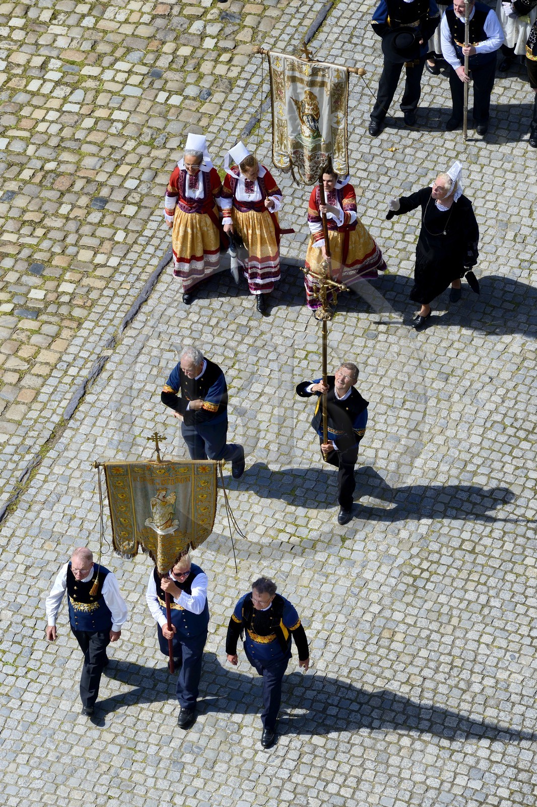 France, Finistère (29), Locronan, labellisé Les Plus Beaux Villages de France, retour de la procession de la petite Troménie à l'église Saint-Ronan