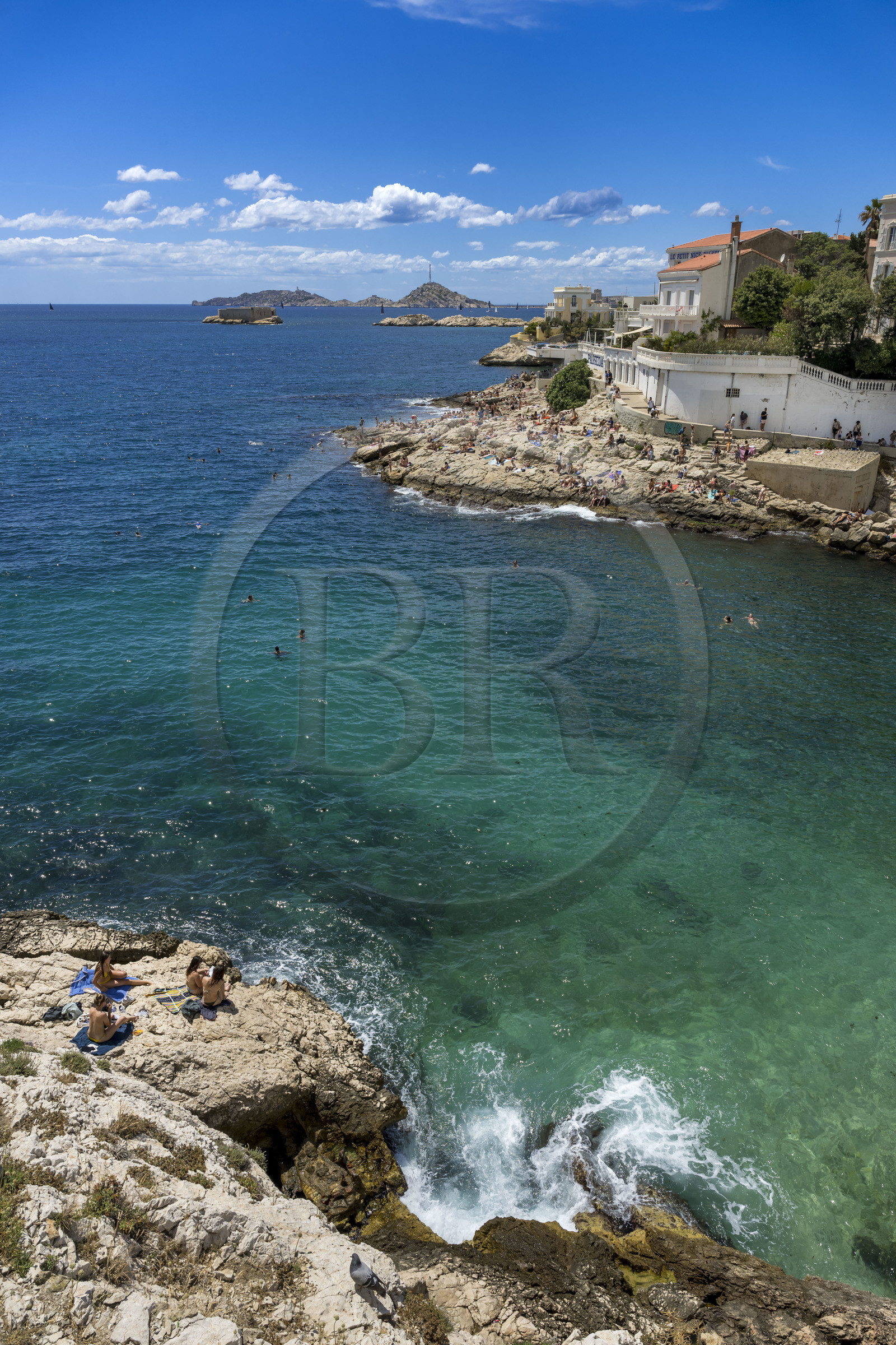 France, Bouches-du-Rhône (13), Marseille, quartier d'Endoume, la plage de roches blanches du Petit Nice allant de l'anse de la Fausse-monnaie à l'anse de Maldormé, le petit fort de l'Ile Degaby et l'Archipel des îles du Frioul en arrière plan France, Bouches-du-Rhône (13), Marseille, quartier d'Endoume, la plage de roches blanches du Petit Nice allant de l'anse de la Fausse-monnaie à l'anse de Maldormé, le petit fort de l'Ile Degaby et l'Archipel des îles du Frioul en arrière plan