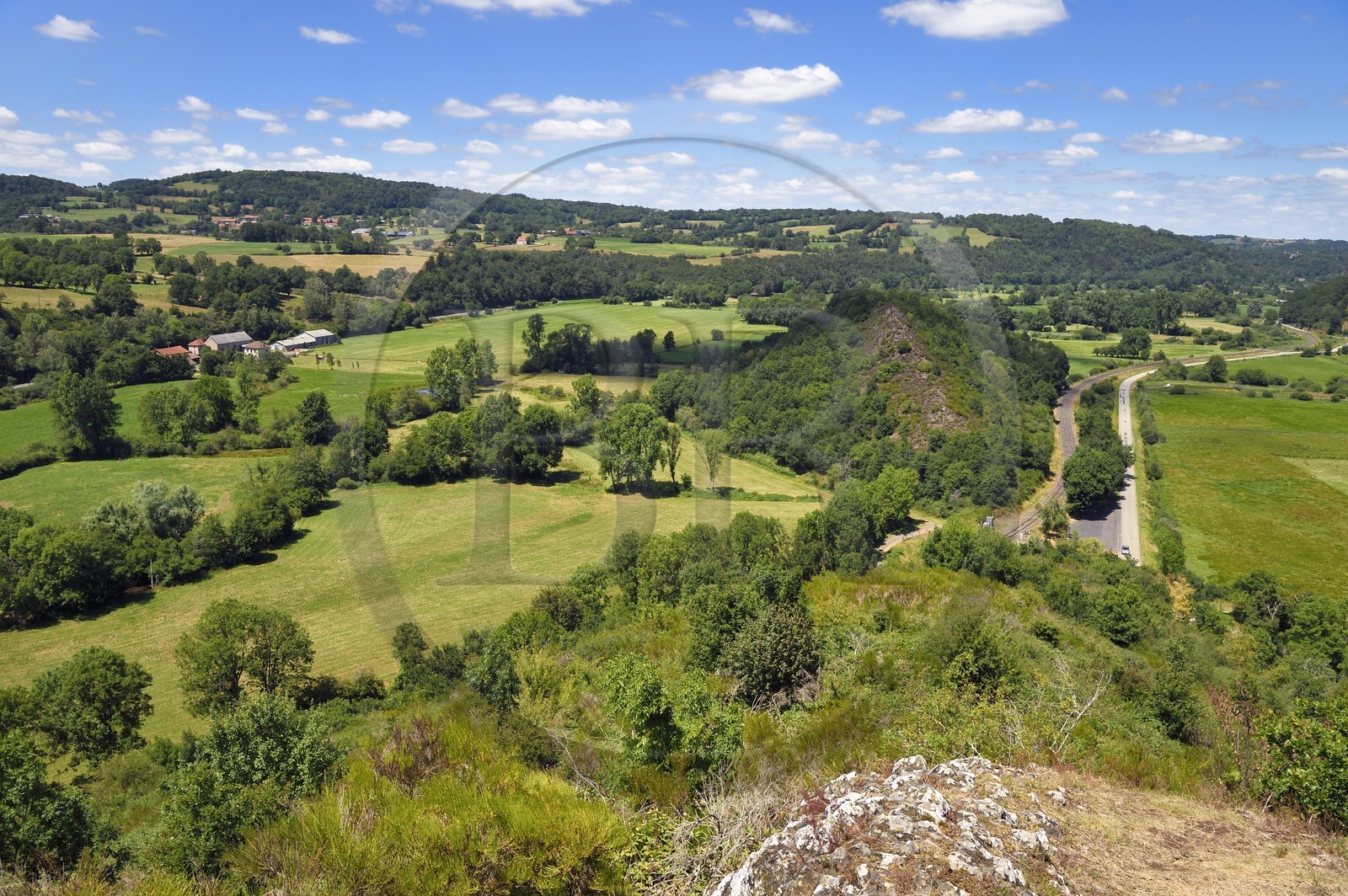 France, Puy-de-Dôme (63), sur la butte basaltique de Saint-Pierre-Le-Chastel surplombant la vallée de la Sioule et une deuxième coulée basaltique