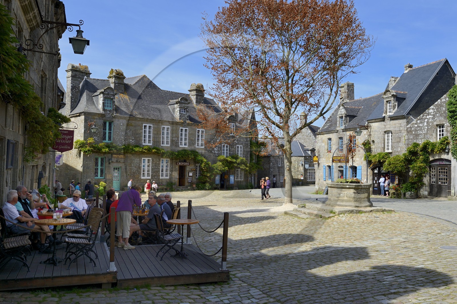 France, Finistère (29), Locronan, labellisé Les Plus Beaux Villages de France, place de l'église