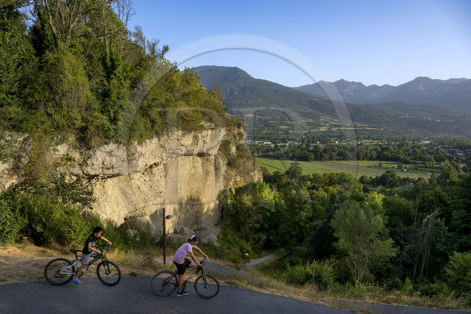 France, Hautes Alpes (05), Embrun, vue sur la vallée de la Durance et les massifs au Sud de la ville depuis le bout de la ville