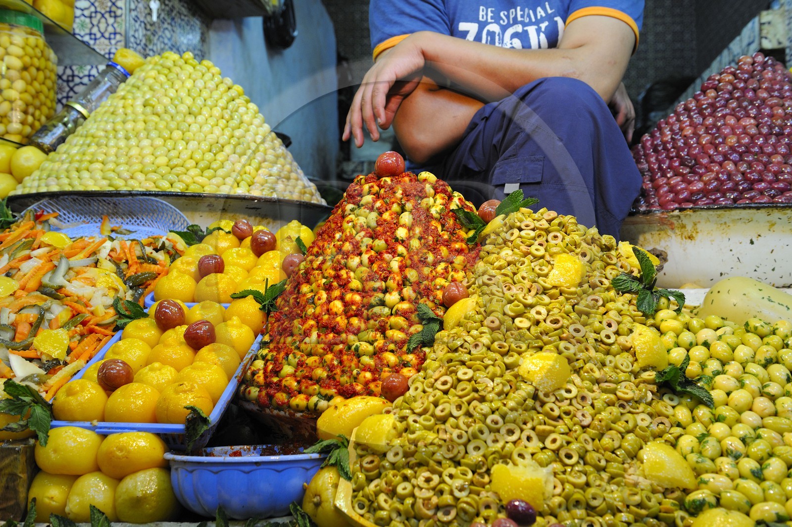 Maroc, Meknès, ville impériale, médina classée Patrimoine Mondial de l' UNESCO, marché couvert de el Hédime, étals d'olives