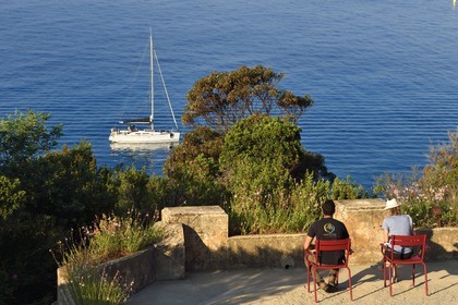 France, Var (83), Rayol-Canadel-sur-Mer, Domaine du Rayol, propriété du conservatoire du littoral mention obligatoire, le jardin des Méditerranées conçu par le paysagiste Gilles Clément, terrasse sur la mer