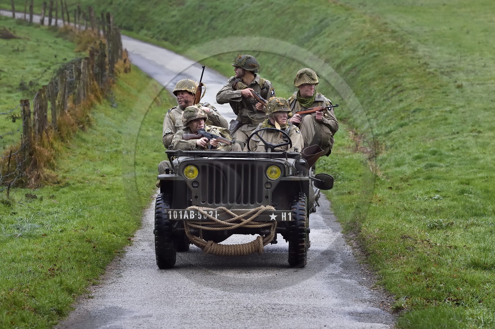 France, Eure (27), Sainte-Colombe-prés-Vernon, Allied Reconstitution Group (association de reconstitution historique de la 2éme Guerre Mondiale américain et Maquis), reconstitueurs en uniforme de la 101e division aéroportée US progressant en jeep Willys
