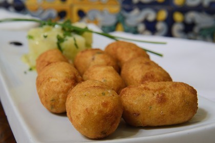 Espagne, Andalousie, Séville, La Casa de Manolo Leon Restaurant et Bar, croquettes