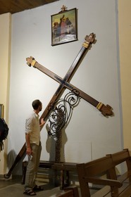 France, Corse-du-Sud (2A), Sartène, l’église Sainte-Marie où sont exposées la lourde chaîne (17kg) et la croix (34kg) du Catenacciu