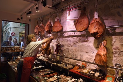 France, Pyrenees Atlantiques, Basque Country, Bayonne, Charcuterie Aubard delicatessen, jambon de Bayonne (Bayonne ham)