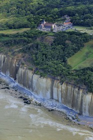 France, Seine-Maritime (76), Pays de Caux, l'église de Varengeville-sur-Mer et son cimetière marin surplombant les falaises de la Côte d'Albatre (vue aérienne)