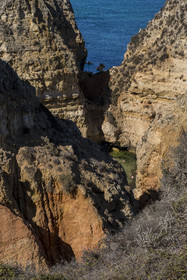 Portugal, Algarve, Lagos, randonnée en kayak au pied des falaises escarpées de la Ponta da Piedade, baignade dans une crique cachée
