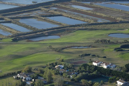 France, Charente-Maritime (17), ile de Ré, les Portes-en-Ré vers la Pointe du Fier d'Ars, golf (vue aérienne)