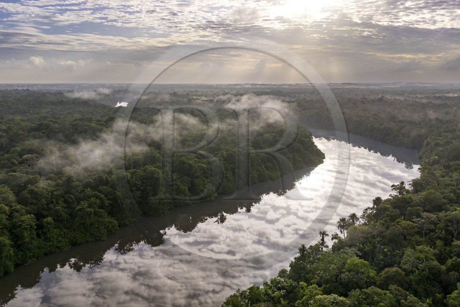 France, Guyane, Kourou, Camp Maripas, le fleuve Kourou traversant la forêt tropicale (vue aérienne)