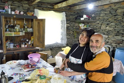 Géorgie, Kakheti, Parc national de Touchétie, village de Shenako, Soso Pirashvili et Lia Otarashvili dans leur maison d'été