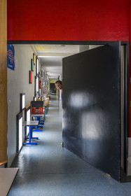 France, Loire-Atlantique (44), banlieue de Nantes, Rezé, la Maison Radieuse par l'architecte Le Corbusier, l'école maternelle installée sur le toit-terrasse et sa directrice Carla Godard