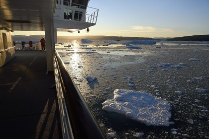 Groenland, cote ouest, baie de Disko, le bateau de croisière MS Fram de la compagnie Hurtigruten progresse entre les icebergs de la baie de Quervain