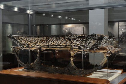 Norvège, Oslo, presqu'île de Bygdoy, musée des Bateaux vikings, objets trouvés dans la tombe d'Oseberg (9ème siècle), traineau