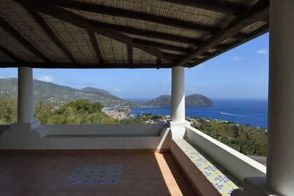 Italie, Sicile, iles Eoliennes, classées Patrimoine Mondial de l'UNESCO, Ile de Lipari, maison traditionnelle sur la cote Sud-Est et la citadelle de Lipari en arrière plan
