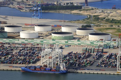 France, Seine-Maritime (76), Le Havre, port de commerce, porte-conteneurs dans le Bassin de chargement René Coty et grues (vue aérienne)