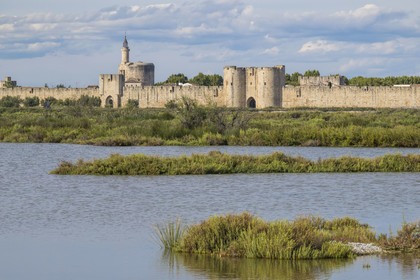 France, Gard (30), Aigues-Mortes, la ville médiévale entourée par ses remparts en bordure des marais salants (Salins du Midi)
