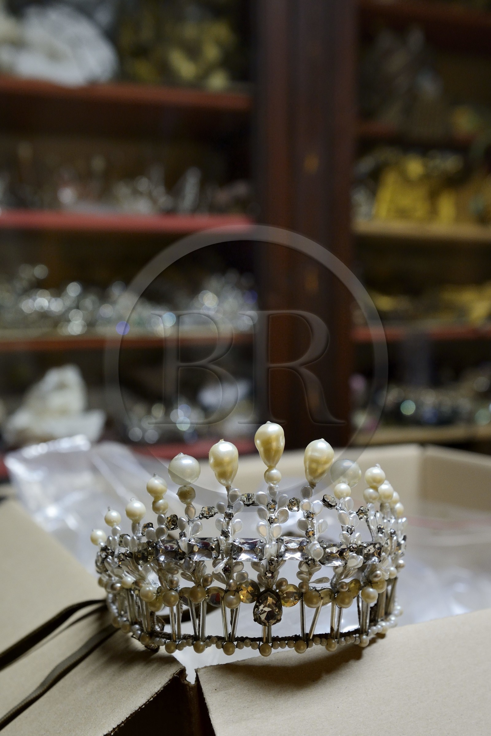 France, Paris (75), Opéra Garnier, les ateliers du costume, stock de bijoux de scène dans l'atelier décoration costume