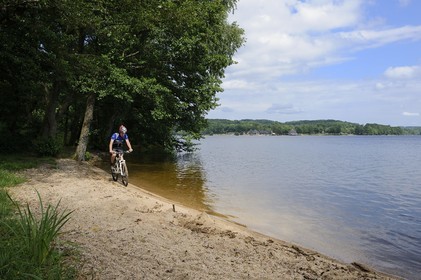 France, Nièvre (58), lac des Settons, découverte à vélo
