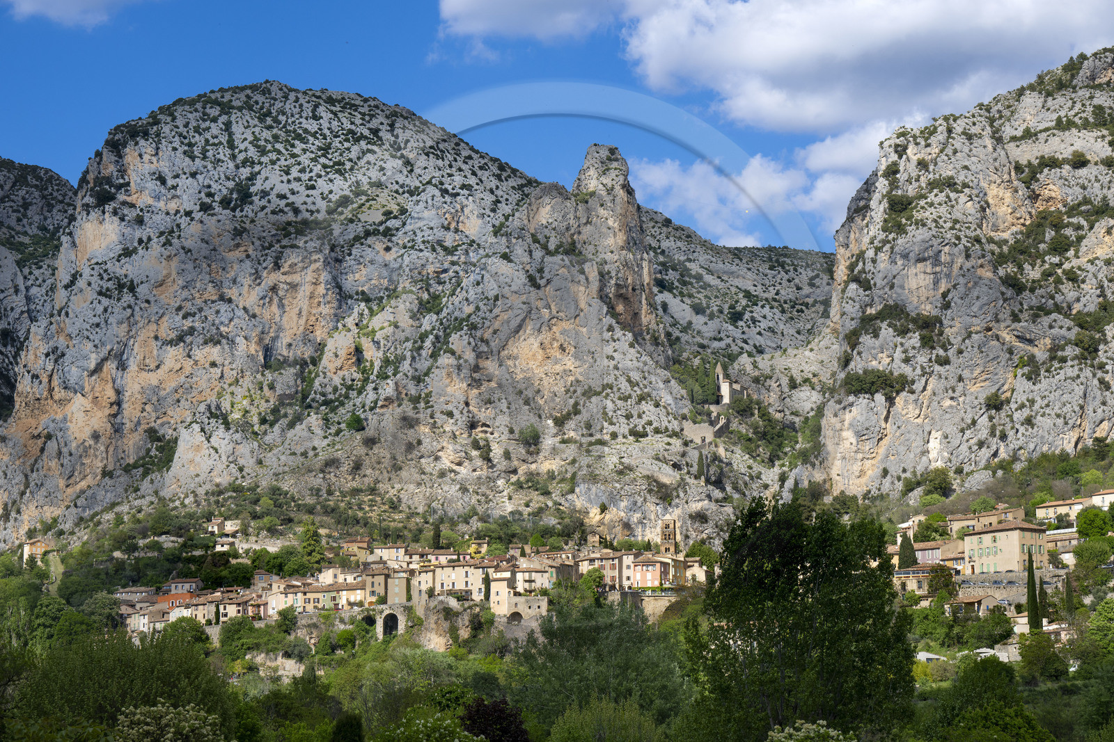 France, Alpes-de-Haute-Provence (04), Parc Naturel Régional du Verdon, Moustiers-Sainte-Marie, labellisé Les Plus Beaux Villages de France, et la chapelle Notre-Dame de Beauvoir en arrière plan dans la falaise