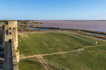 France, Gard (30), Aigues-Mortes, Tour de la Porte de la Marine et chemin de ronde sur les remparts sud, les marais salants (Salins du Midi)