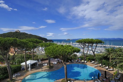 Italie, Toscane, marina de Punta Ala depuis l'hotel Relais & Chateaux Cala del Porto et l'Ile d'Elbe en arrière plan