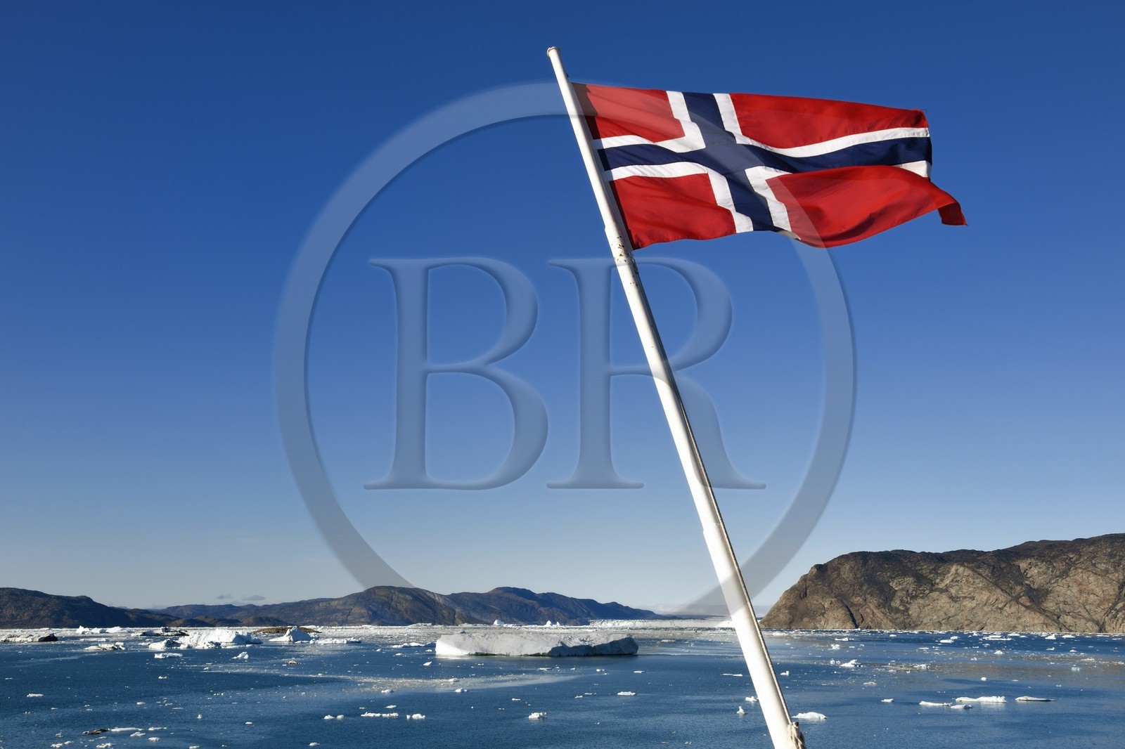 Groenland, cote ouest, baie de Disko, baie de Quervain, drapeau norvégien du bateau de croisière MS Fram de la compagnie Hurtigruten