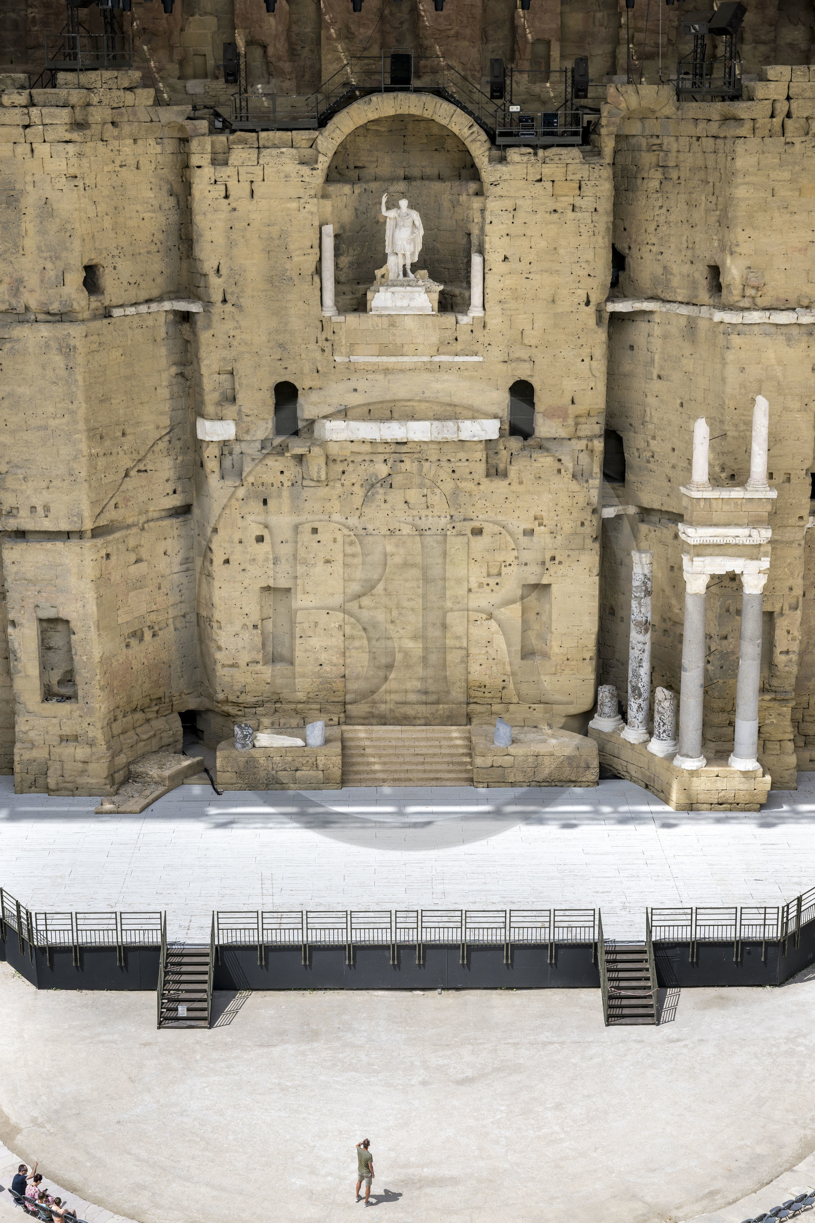 France, Vaucluse (84), Orange, le théatre antique classé Patrimoine Mondial de l'UNESCO, construit sous le règne d'Auguste au Ier siècle, la niche du mur de scène abrite une statue colossale dite de l'empereur Auguste de 3,50 m de haut dont la tête n'est pas d'origine