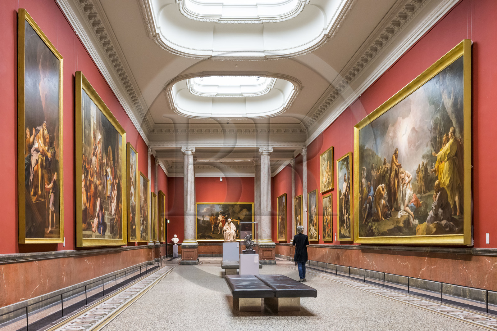 France, Hérault (34), Montpellier, centre historique, musée Fabre, la Galerie des colonnes et Voltaire assis du sculpteur Jean Antoine Houdon (vers 1780-90)