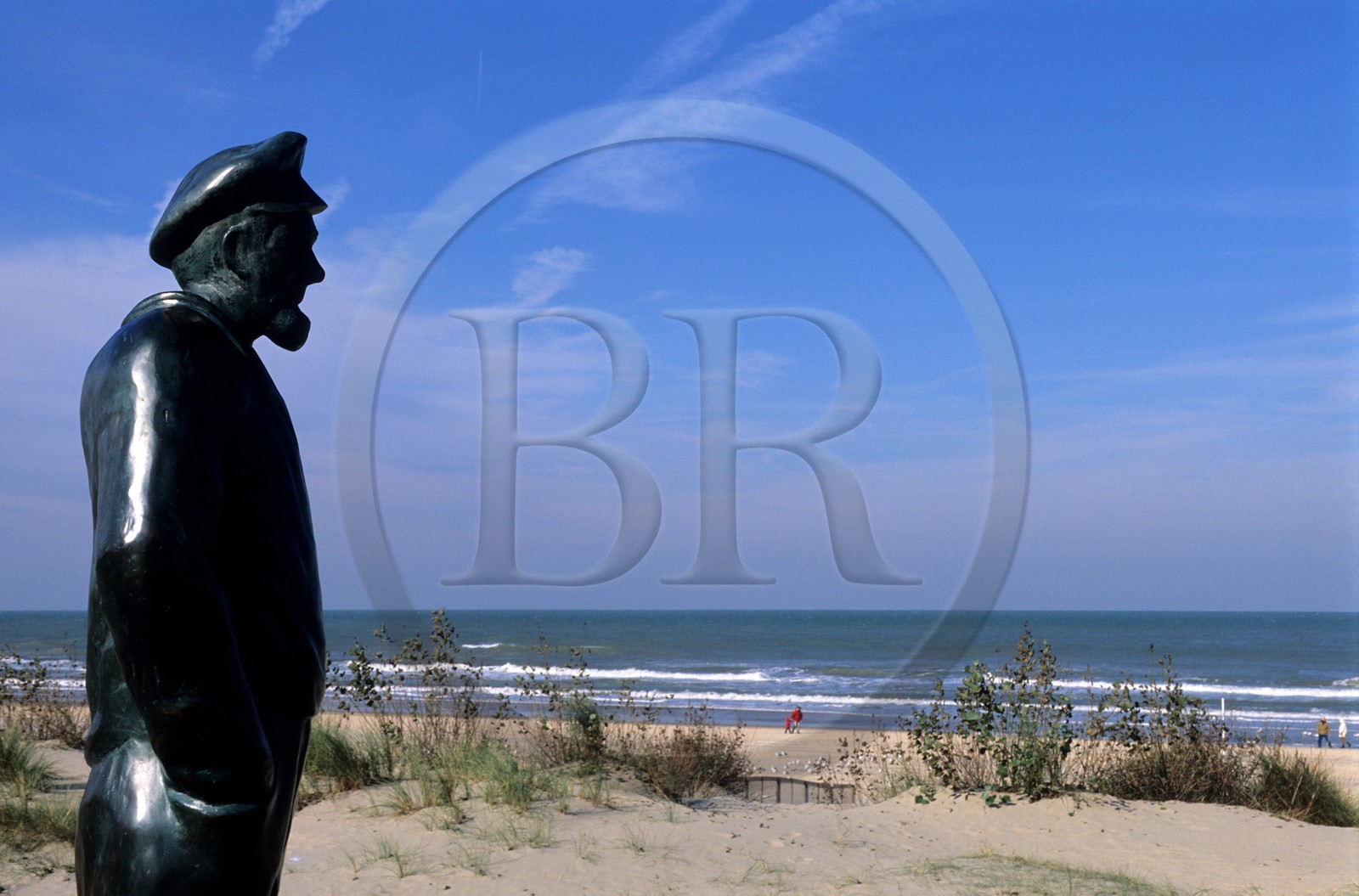 Belgique, Flandre-Occidentale, plage de De Panne, statue d'un pêcheur observant la mer Belgique, Flandre-Occidentale, plage de De Panne, statue d'un pêcheur observant la mer