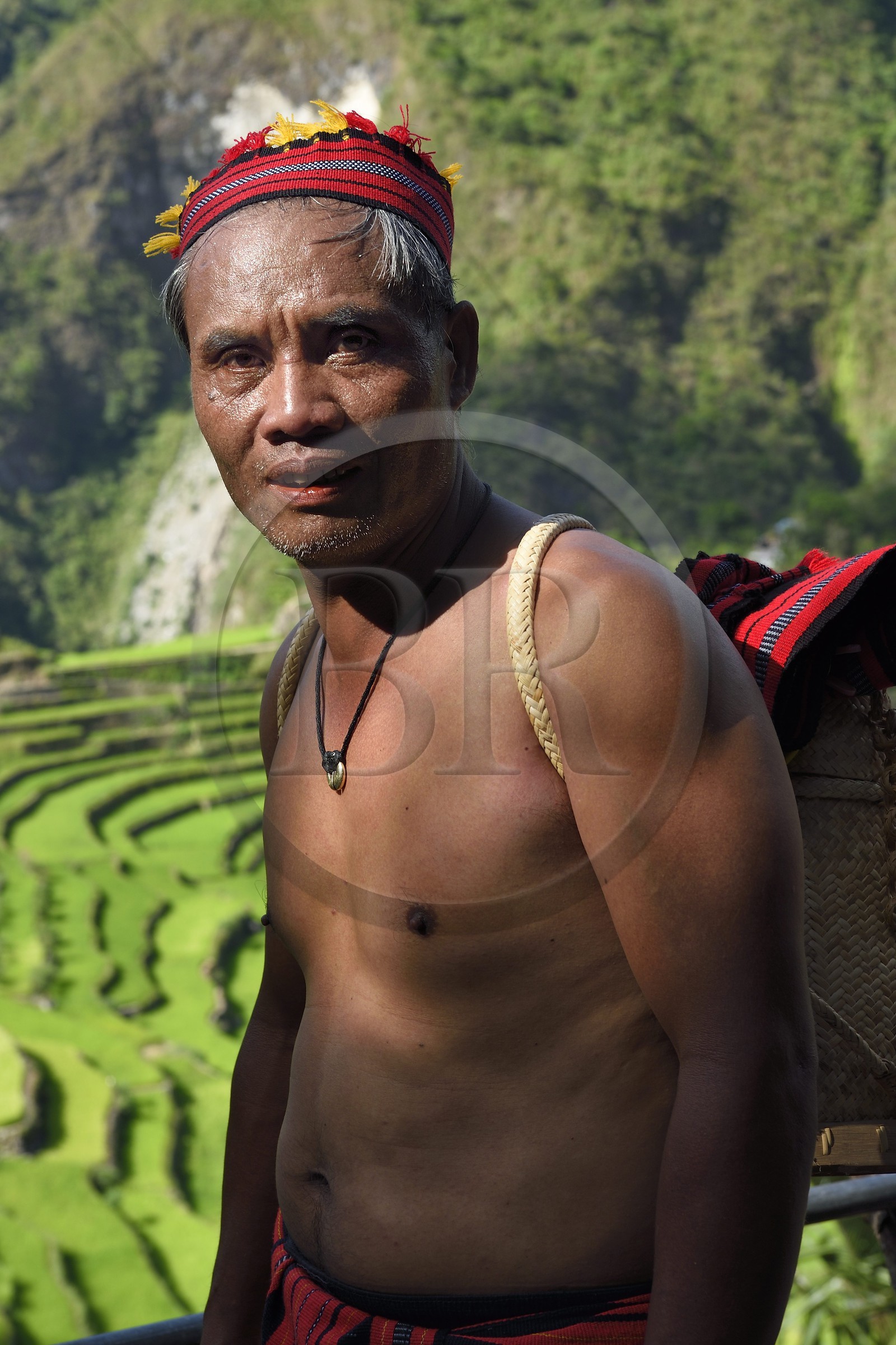 Philippines, province d'Ifugao, les rizières en terrasses de Banaue autour du village de Batad, classées Patrimoine Mondial de l'UNESCO, le guide Adolpho revetu du costume traditionnel Ifugao