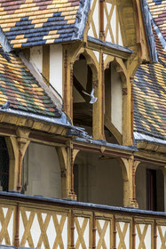 France, Côte-d'Or (21), Beaune, zone classée Patrimoine Mondial de l'UNESCO, Hospices de Beaune, l'Hôtel-Dieu, toiture en tuiles vernissées multicolores protegeant la longus galerie à arcades dans la cour d'honneur