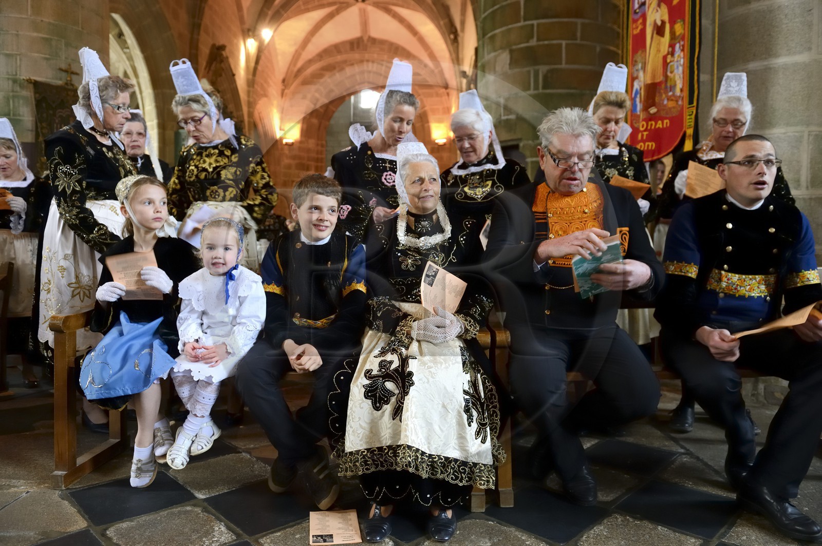 France, Finistère (29), Locronan, labellisé Les Plus Beaux Villages de France, église Saint-Ronan, cérémonie religieuse qui précède la procession de la Troménie