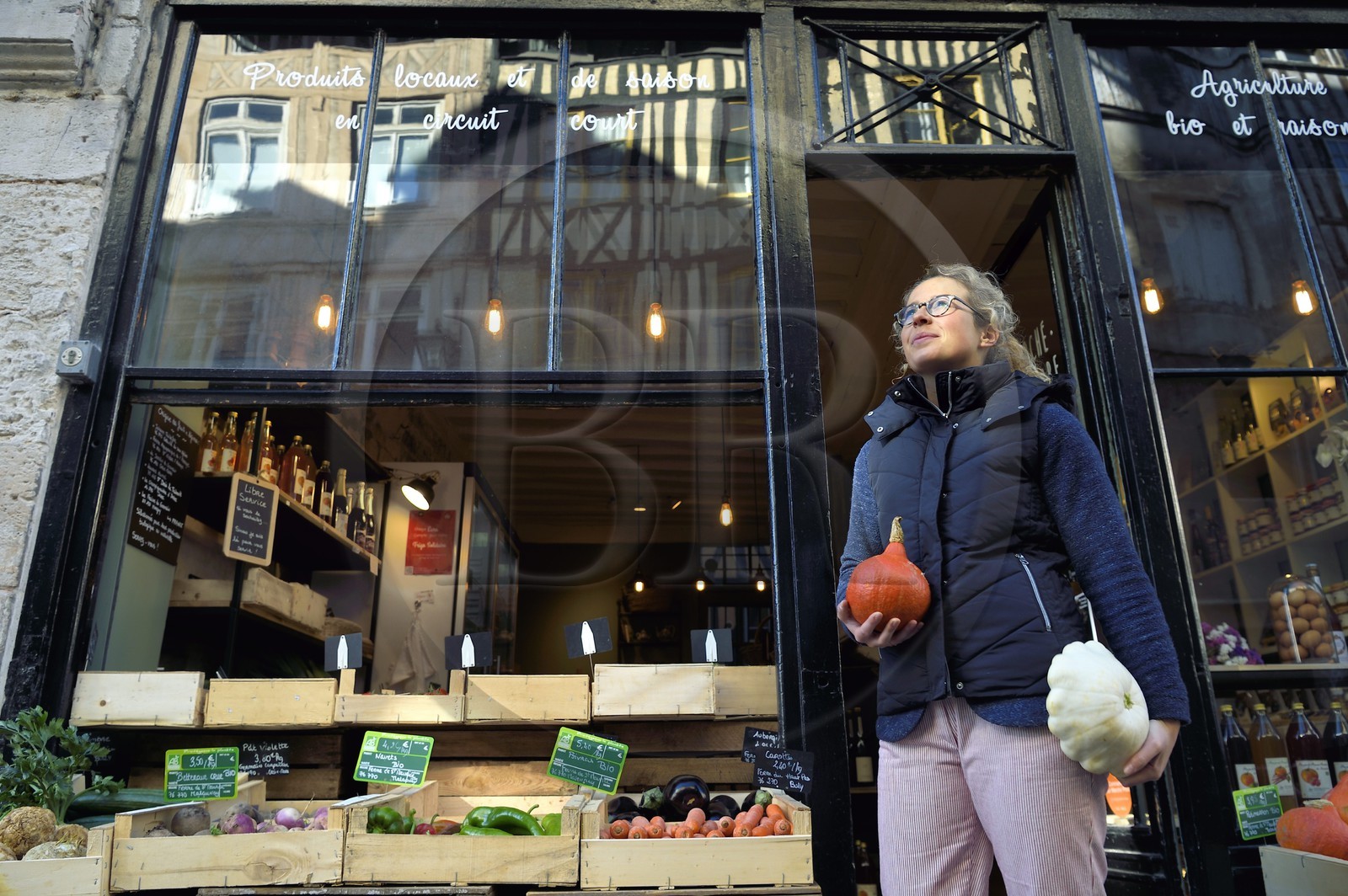 France, Seine-Maritime (76), Rouen, la rue Eau-de-Robec, Victoire Lecourt dans son magasin de fruits et légumes Le Marché du Robec France, Seine-Maritime (76), Rouen, la rue Eau-de-Robec, Victoire Lecourt dans son magasin de fruits et légumes Le Marché du Robec
