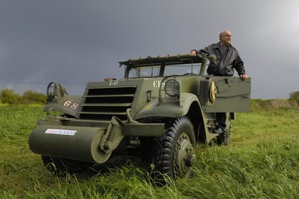 France, Calvados (14), Caen, Jean-Pierre Benamou président de Dday academy fait visiter les sites du débarquement en matériel militaire, ici en white scout-car M3A1