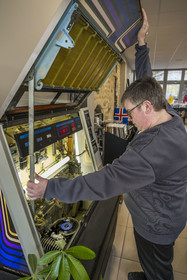 France, Vendée (85), Fontenay-le-Comte, la boutique Vinyles 85 rue des Orfèvres vend des disques vinyles neufs et d'occasions, Aurore Fossey ouvre son jukebox vintage