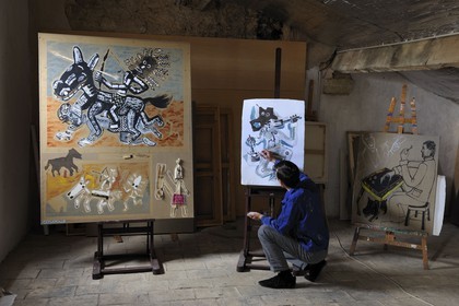 France, Hérault (34), région de Sète,  l' artiste peintre André Cervera dans son atelier de Poussan