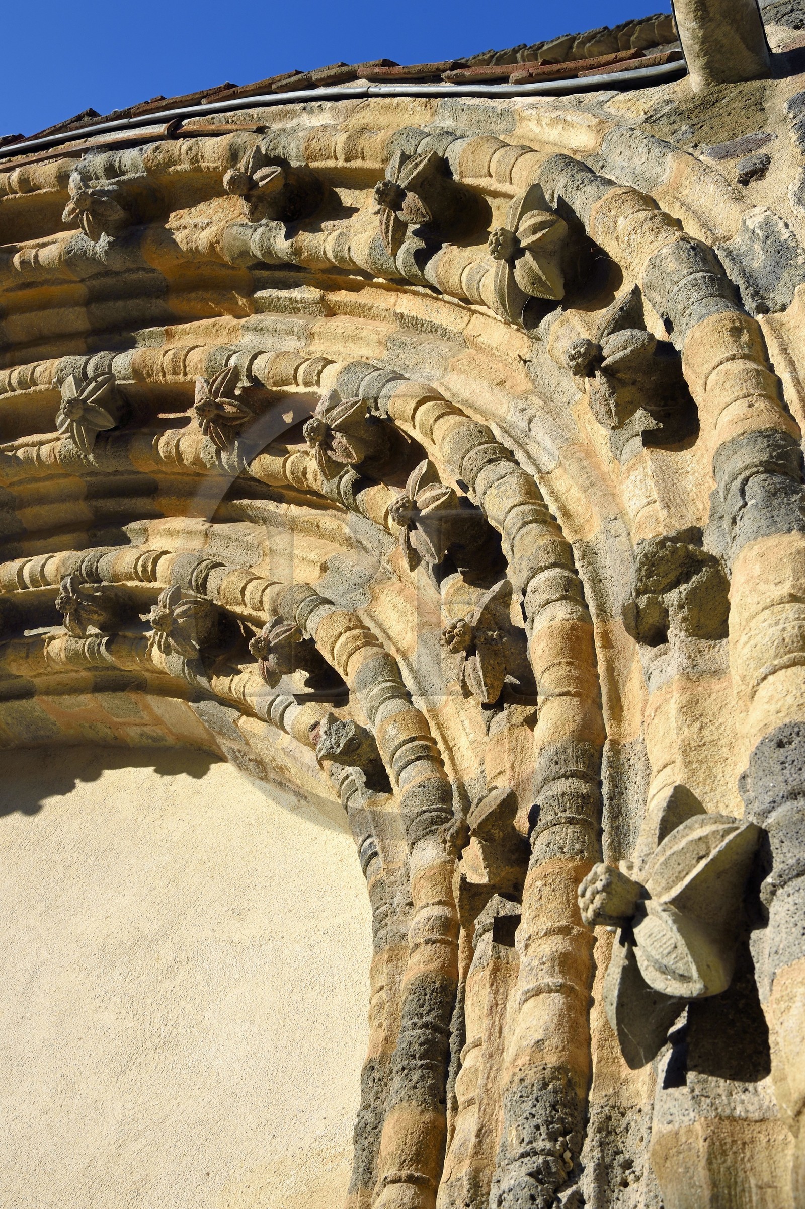 France, Haute-Loire (43), Blesle, labellisé Les Plus Beaux Villages de France, portail sud de l'église de l'ancienne abbaye Saint Pierre de style roman auvergnat, site clunisien