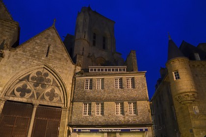 France, Côtes-d'Armor (22), Guingamp, maison à tourelle rue Notre-dame, clocher de la basilique Notre-Dame de Bon-secours