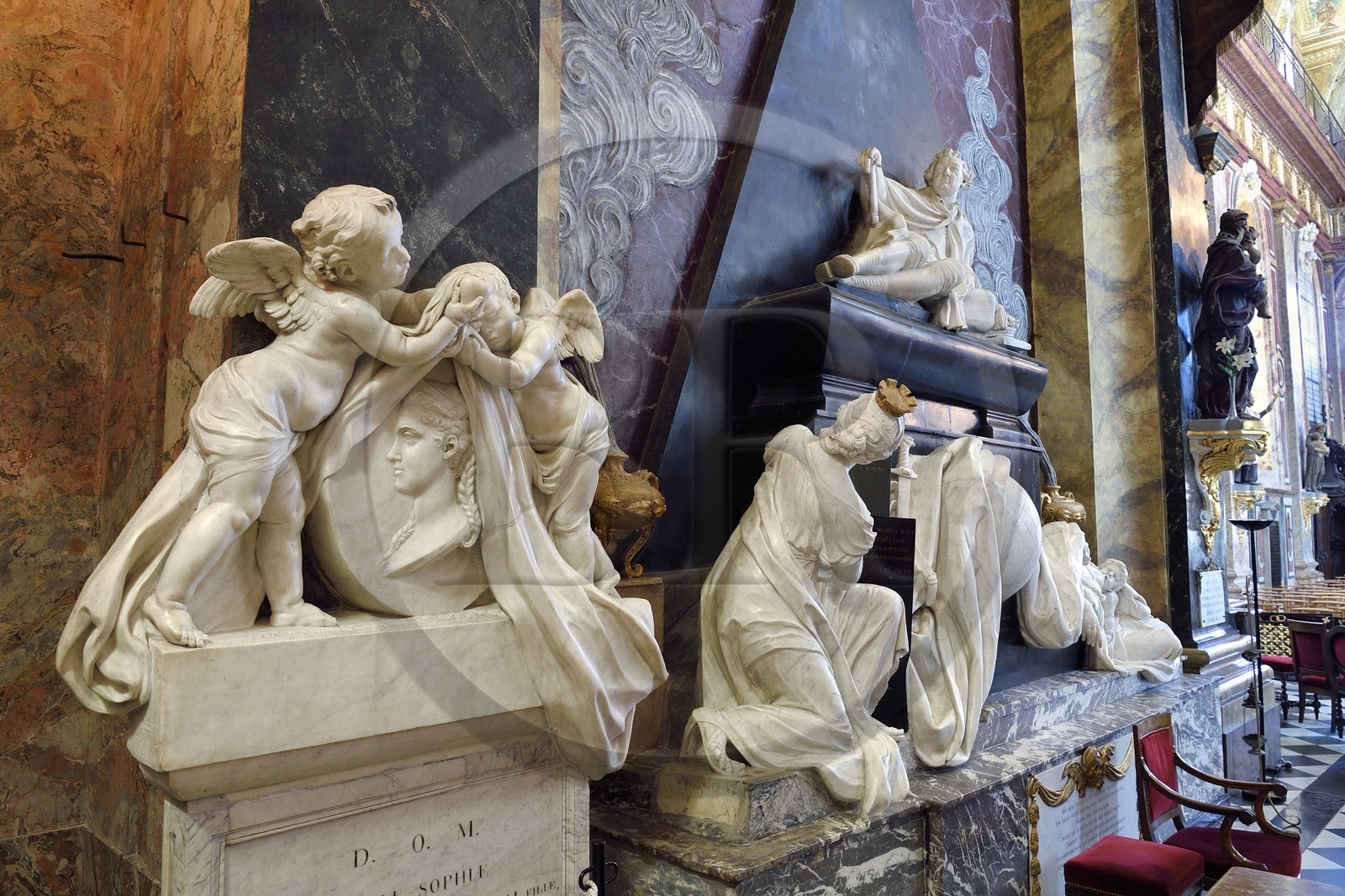 France, Meurthe et Moselle (54), Nancy, l'église Notre-Dame-de-Bonsecours-de-Nancy par l'architecte Héré qui abrite les tombeaux de Catherine Opalinska et de Stanislas Leszczynski, monument du cœur de Marie Leszczynska et mausolée de Stanislas en arrière plan
