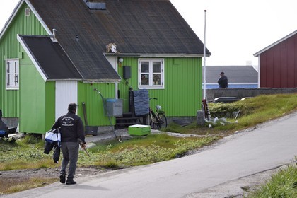 Groenland, cote ouest, Ile de Disko, Qeqertarsuaq, chasseur rentrant chez lui