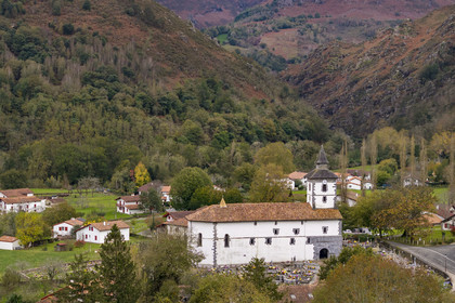 France, Pyrénées-Atlantiques (64), Pays-Basque, Itxassou, église Saint-Fructueux et le Pas de Roland taillé dans la roche du goulet du Laxia en arrière plan (vue aérienne)