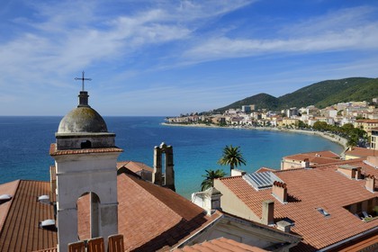 France, Corse-du-Sud (2A), Ajaccio, l'église Saint-Erasme consacrée au saint patron des pêcheurs dominant le golfe d'Ajaccio en arrière plan