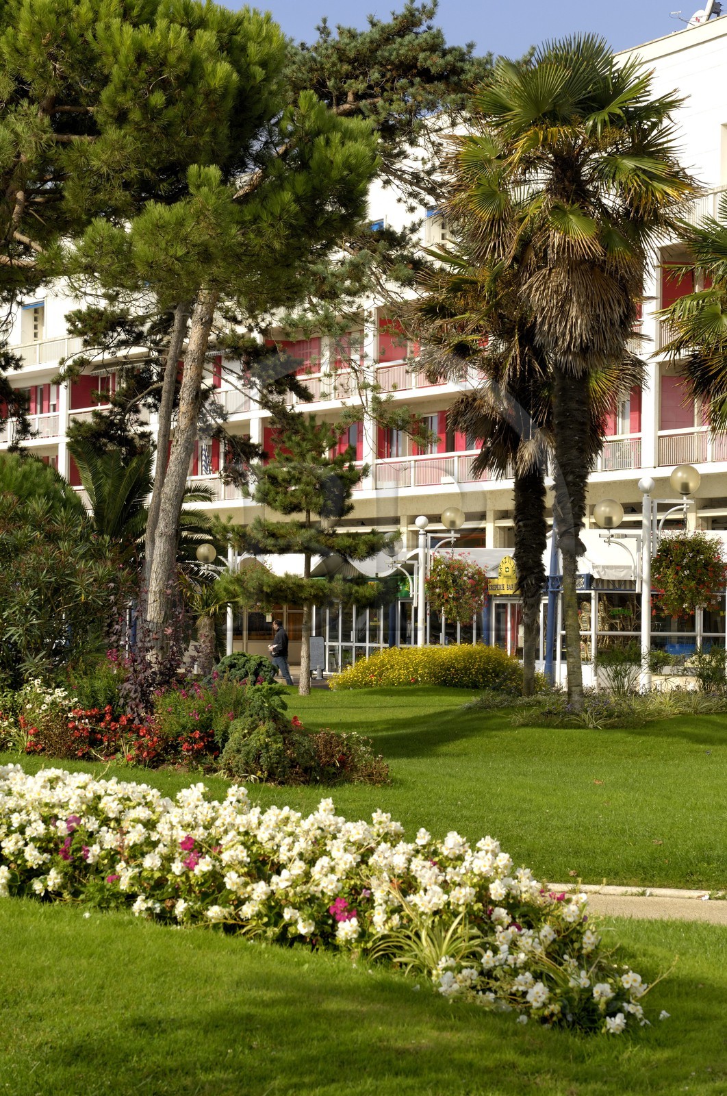 France, Charente-Maritime (17), Royan, le Front de Mer et l'église Notre-Dame