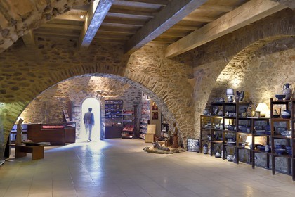 France, Var (83), Massif des Maures, Collobrières, chartreuse de la Verne, vente de produits monastiques dans l'accueil