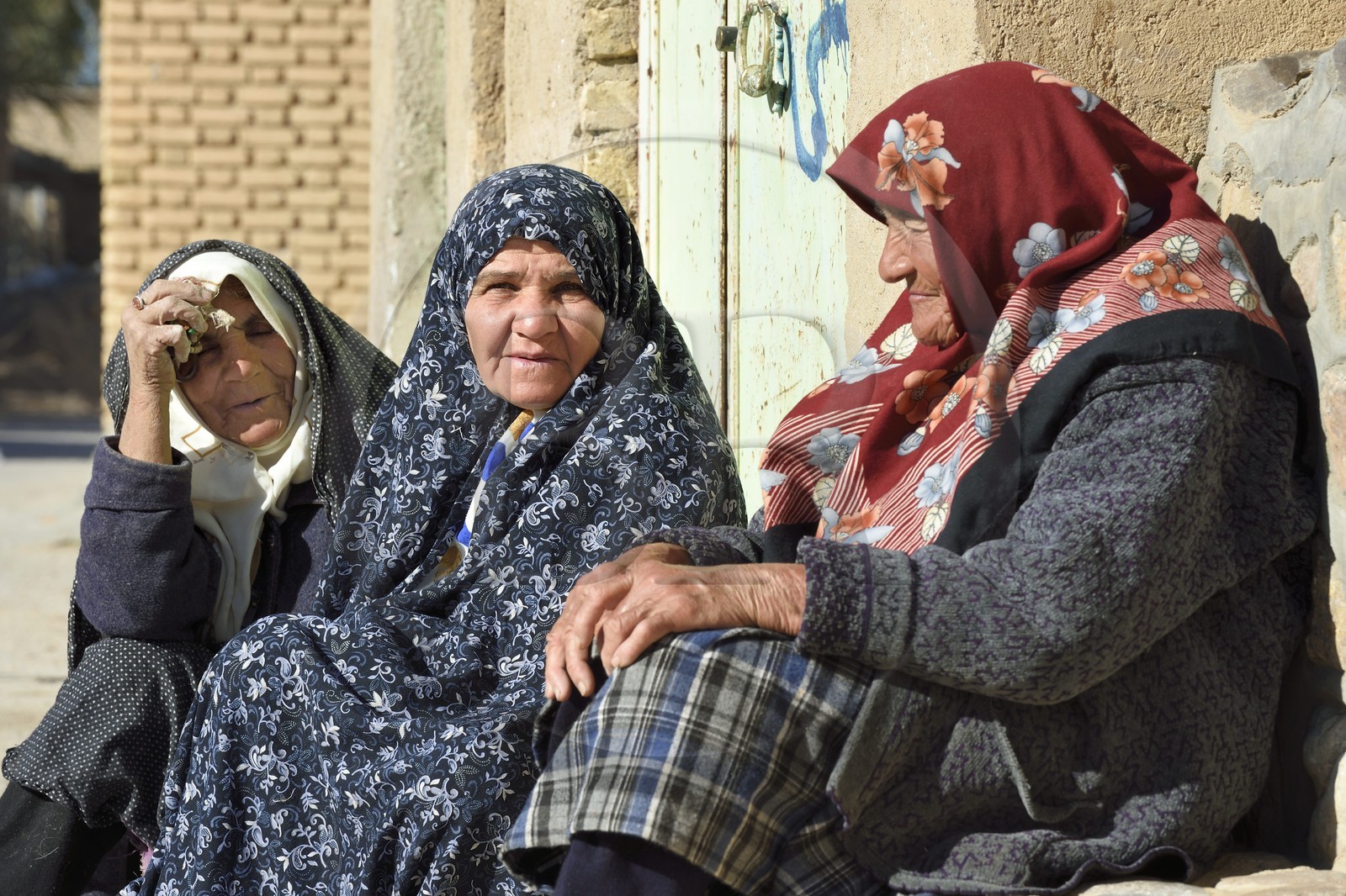 Iran, Province de Yazd, désert du Dasht-e Kavir, Moghestan, femmes du village Iran, Province de Yazd, désert du Dasht-e Kavir, Moghestan, femmes du village
