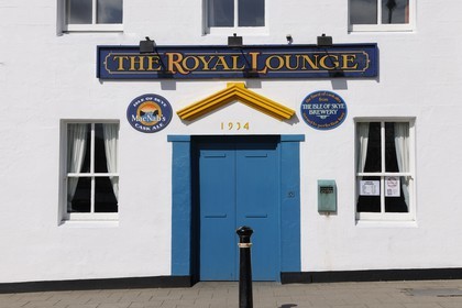 Royaume-Uni, Ecosse, région des Highlands, les Hébrides, île de Skye, port de Portree, un pub