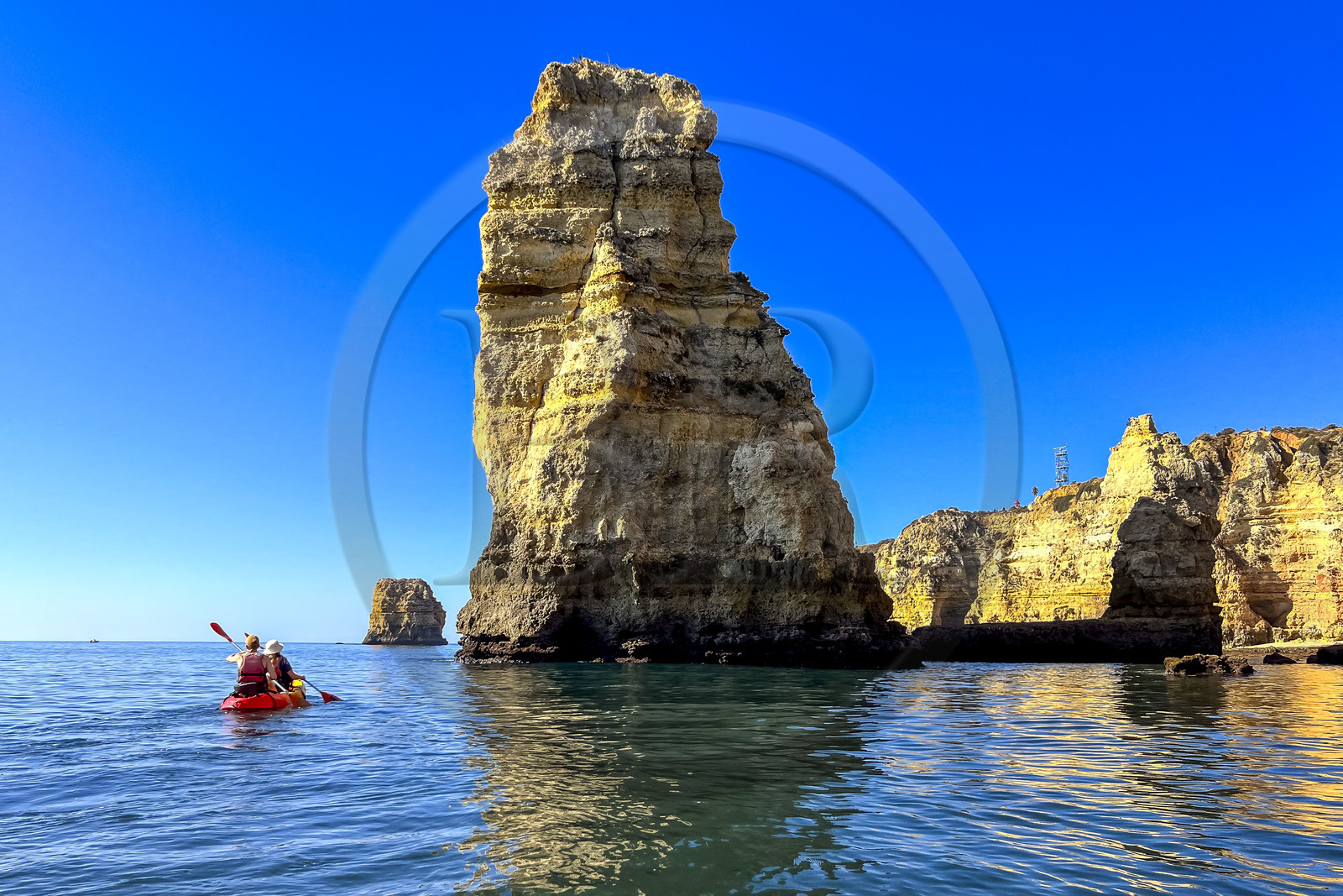 Portugal, Algarve, Lagos, randonnée en kayak au pied des falaises escarpées de la Ponta da Piedade